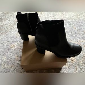 New UGG boot in black sz 7.5